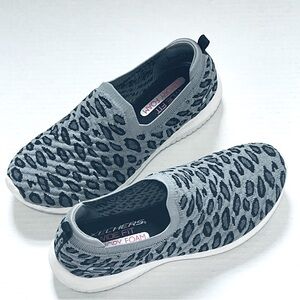 Sketchers Wide Fit Memory Foam 7.5 Leopard Print Knit Slip On Skys the Limit